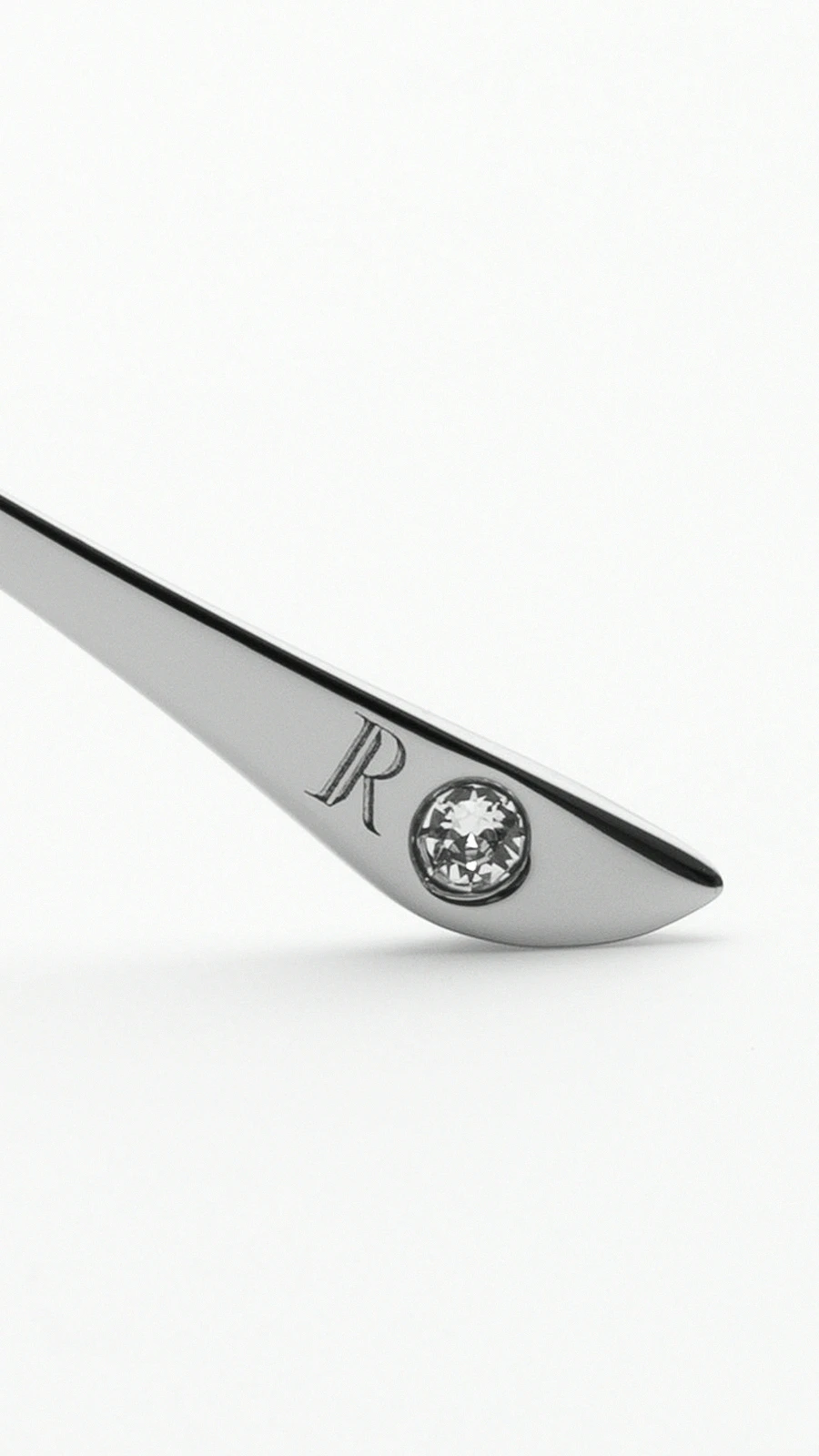 Renaissance Eyewear - le R et le cristal en bout de branche
