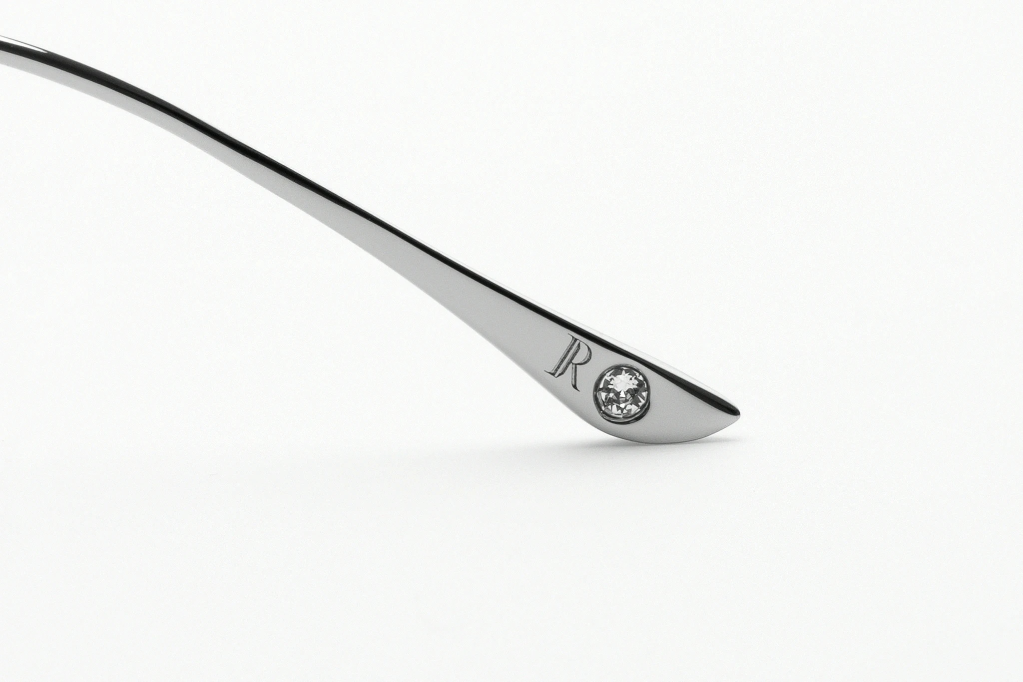 Renaissance Eyewear - le R et le cristal en bout de branche